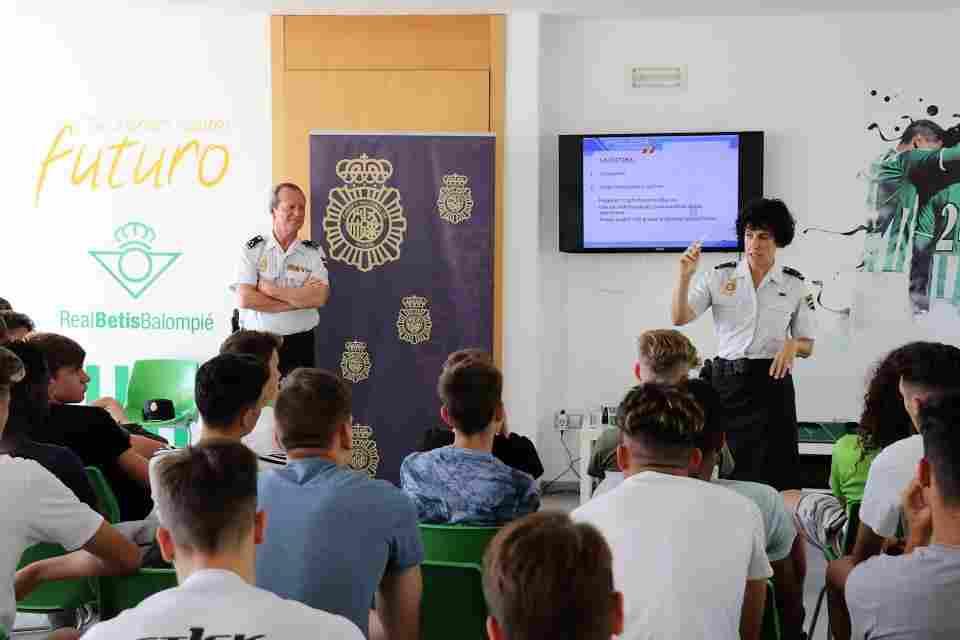 La Policía Nacional imparte su ‘Plan Director’ en la Residencia del Real Betis