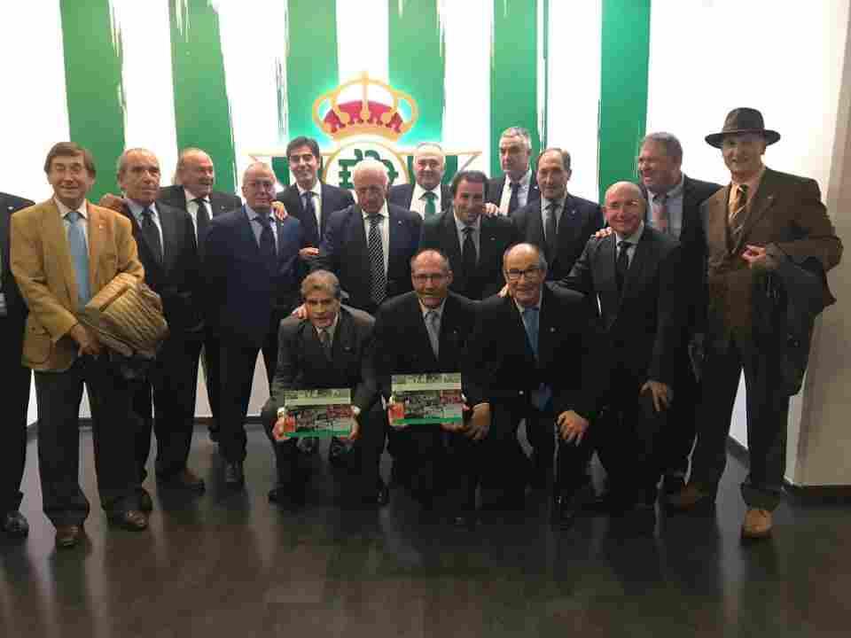 Homenaje del Real Betis a los jugadores que en 1977 se impusieron al Milán en la Recopa de Europa