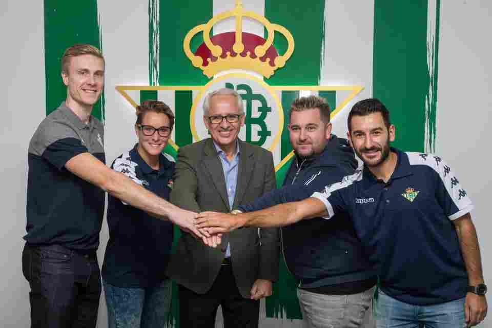 La Mar de Gambas y las secciones deportivas del Real Betis renuevan su acuerdo de colaboración