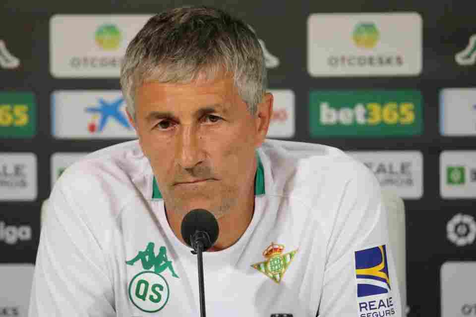 Quique Setién: "Esperamos hacer las cosas lo suficientemente bien para que el Racing no nos comprometa tanto como hizo allí"