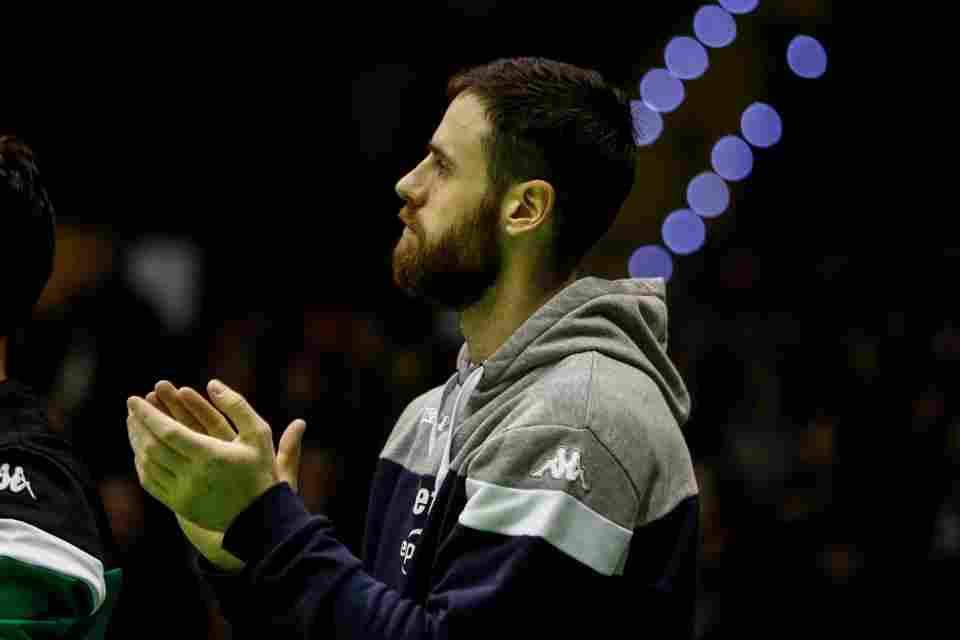 Pablo Almazán, novedad en la vuelta al trabajo del Real Betis Energía Plus