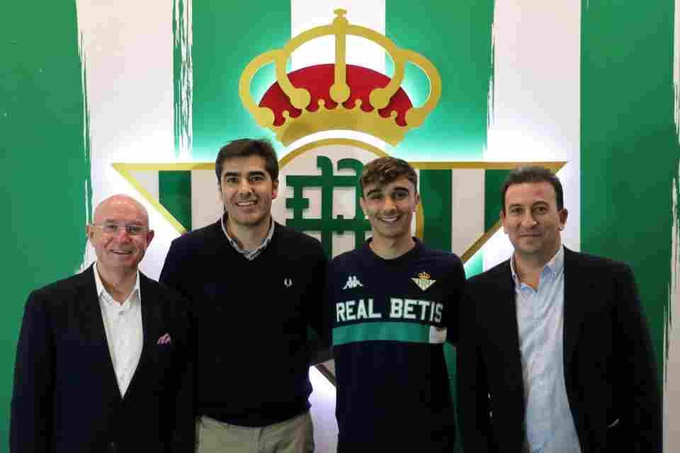 El Real Betis y Robert amplían su vinculación hasta 2024