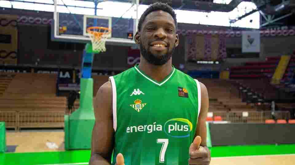 Babatunde Olumuyiwa renueva con el Real Betis Energía Plus hasta el final de temporada