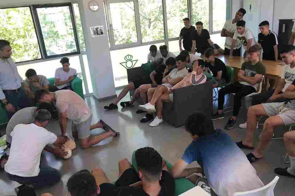 Sesión sobre primeros auxilios en la Residencia del Real Betis