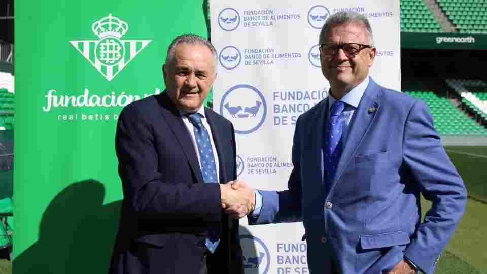 Una entrada para el Real Betis - RCD Espanyol a cambio de 12 litros de leche