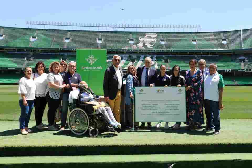 La Fundación Real Betis Balompié y el Real Betis Féminas donan equipos a la Asociación ELA Andalucía