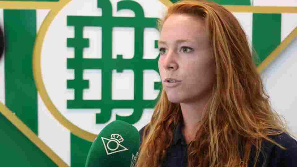 Emily Dolan: "Estoy orgullosa de llevar este escudo en mi camiseta otro año"