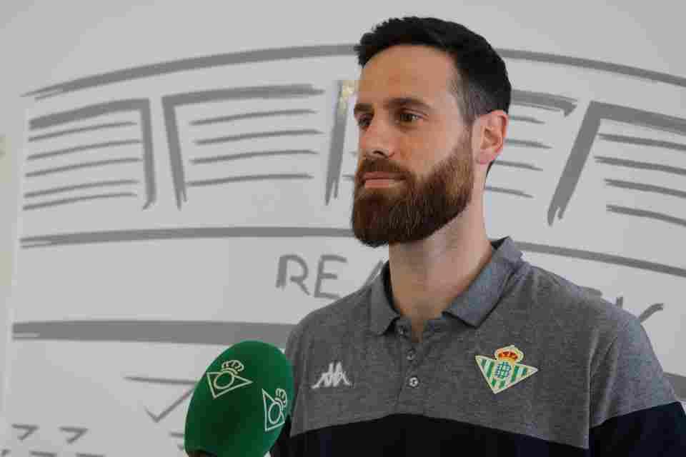 Pablo Almazán: "Estoy orgulloso de seguir perteneciendo al Betis"