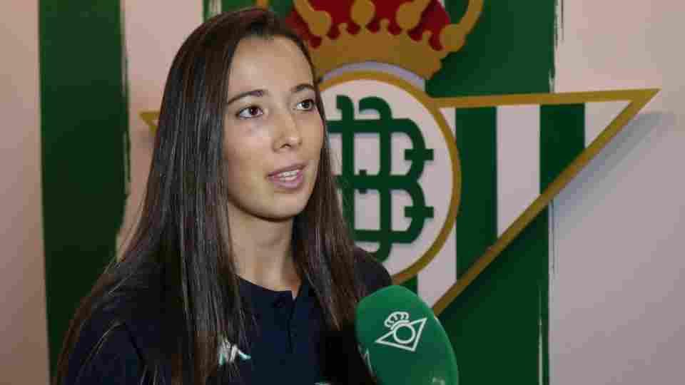 Marta Cazalla: "Estoy muy contenta por defender este escudo y estos colores"