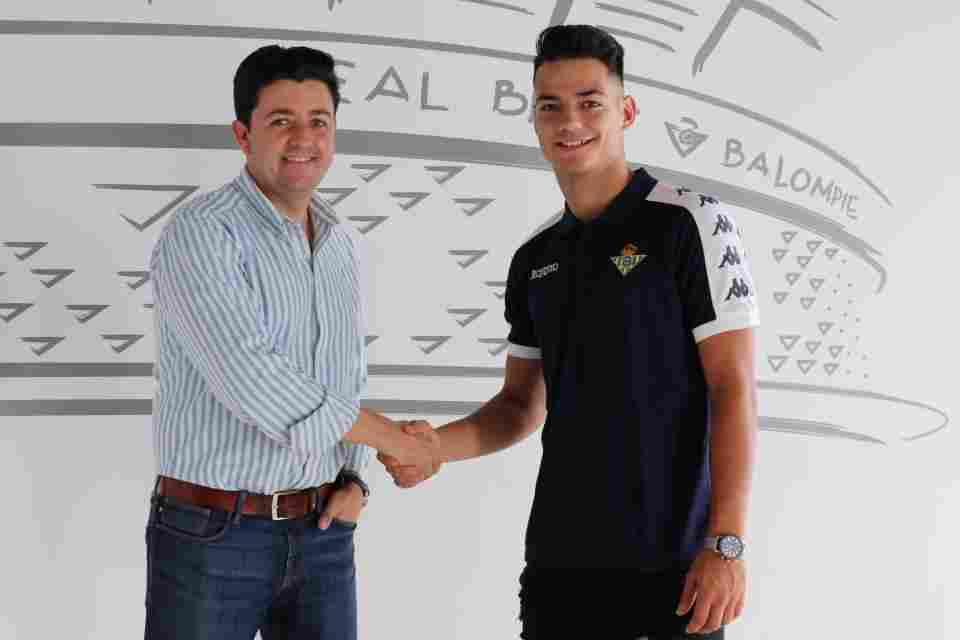 Ismael renueva su contrato con el Real Betis
