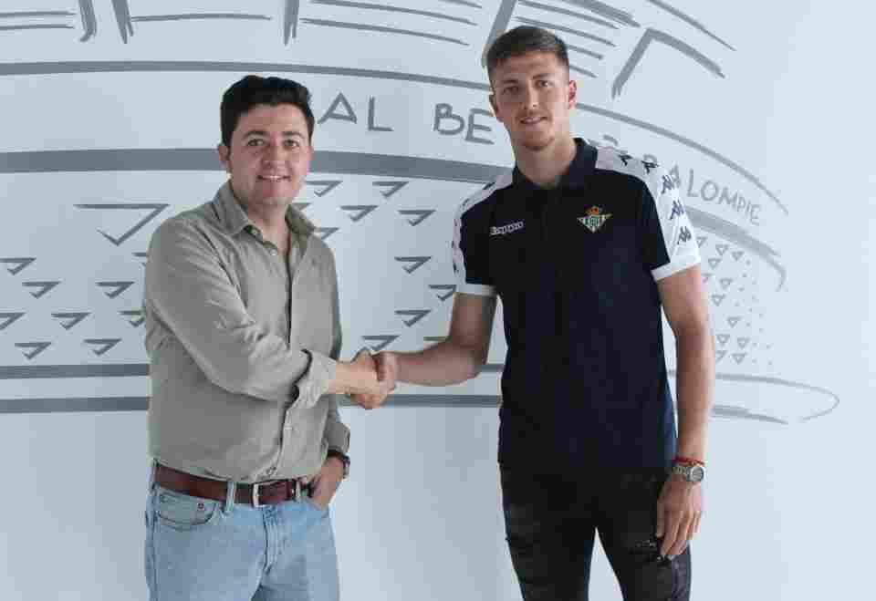 Principio de acuerdo con el Atlético de Madrid para la incorporación en propiedad de Carlos Marín