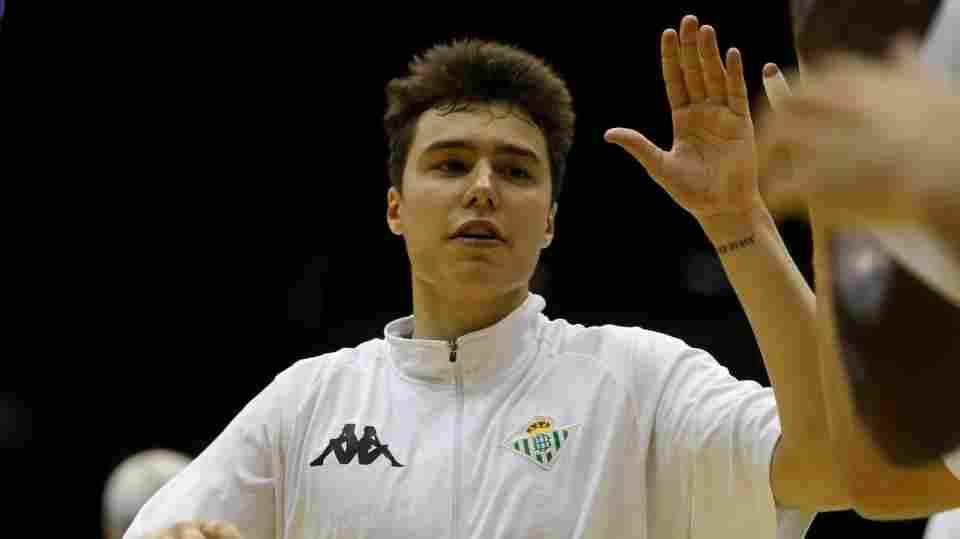 El Coosur Real Betis y el Club Ourense Baloncesto acuerdan prolongar la cesión de Andrzej Pluta