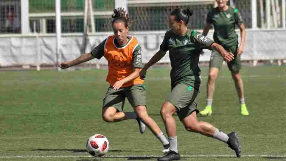 Última sesión preparatoria antes del amistoso de mañana ante el Málaga CF Femenino