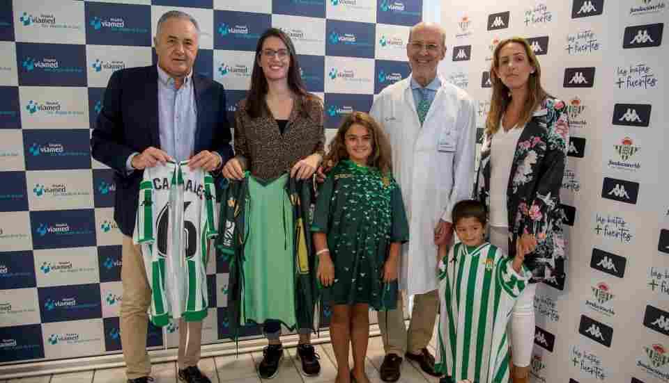 La Fundación Real Betis Balompié entrega 'Las batas más fuertes' a los niños del Hospital Viamed Santa Ángela de la Cruz 