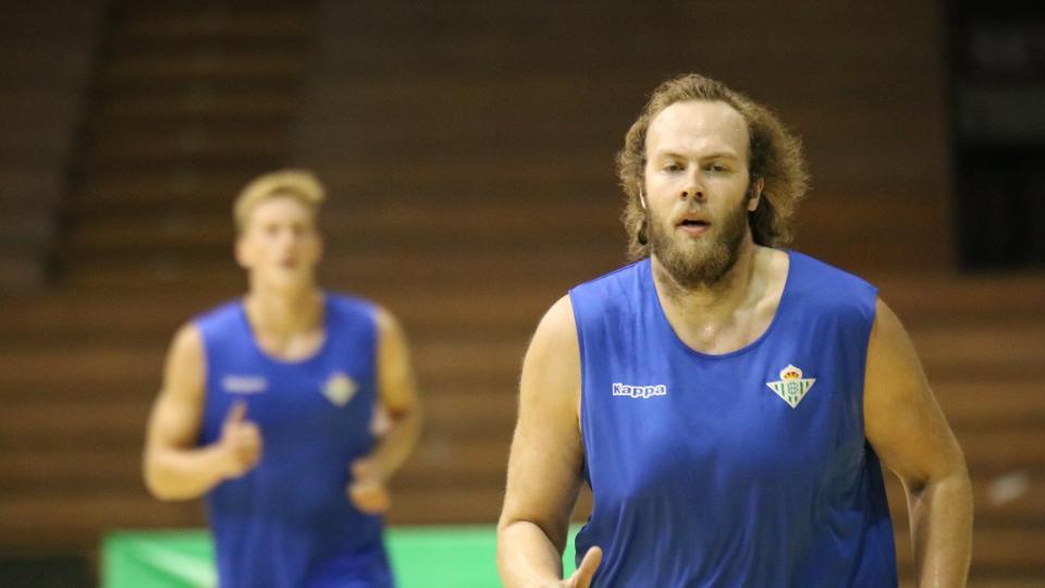 PARTE MÉDICO | Matt Stainbrook sufre una tendinopatía rotuliana