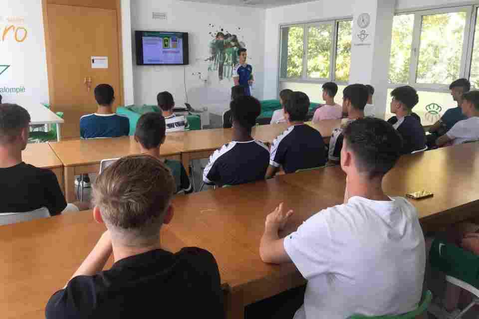 Formación sobre nutrición en la Residencia del Real Betis