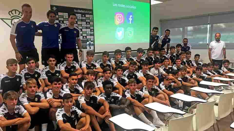 Sesión sobre redes sociales para los jugadores de la Cantera