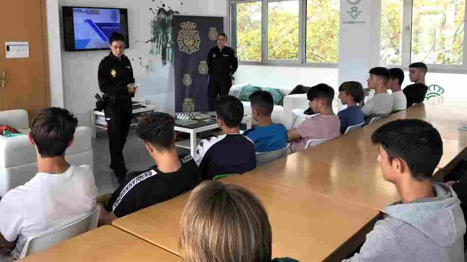 Charla formativa sobre ciberbullying y sexting en la Residencia del Real Betis