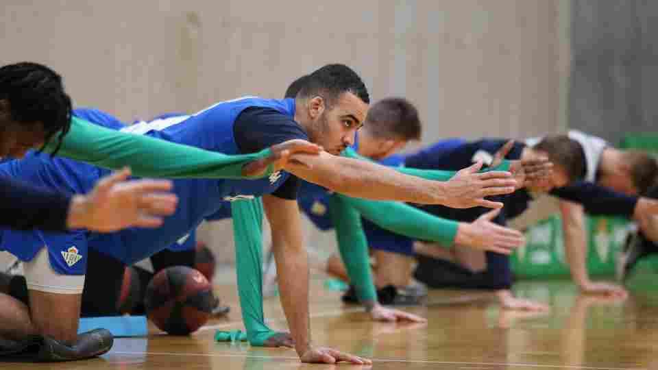 El Coosur Betis regresa al trabajo con la mente puesta en el duelo de Santiago