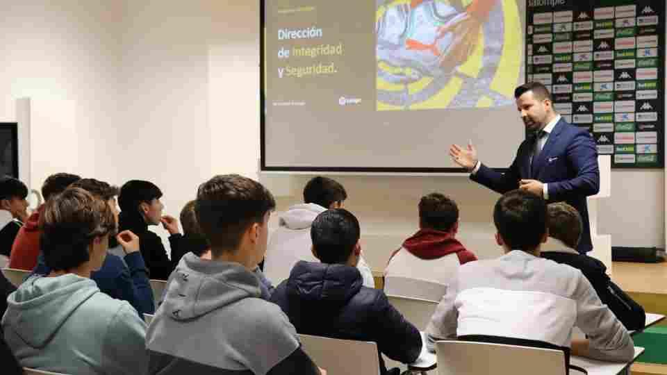 Taller sobre integridad en el fútbol base para jugadores de la Cantera