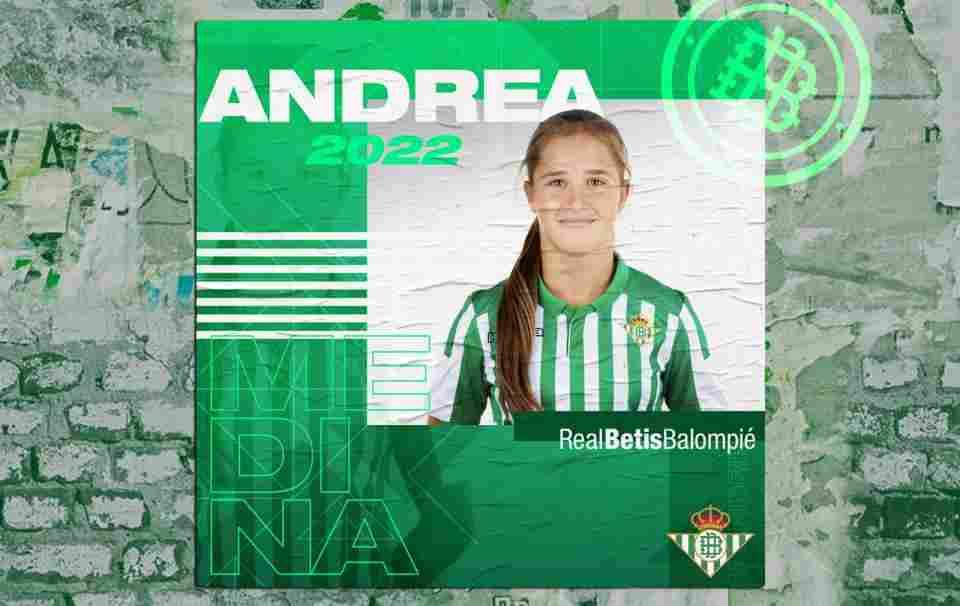 Andrea Medina firma su primer contrato profesional con el Real Betis Féminas hasta 2022