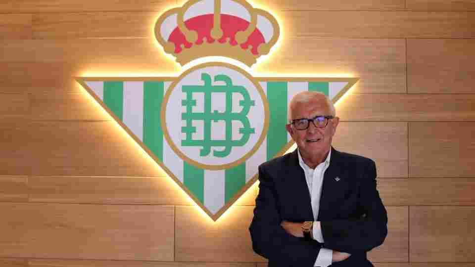 La Fundación Real Betis Balompié nombra patrono de honor a José Manuel Castro, que deja su puesto como secretario tras nueve años 