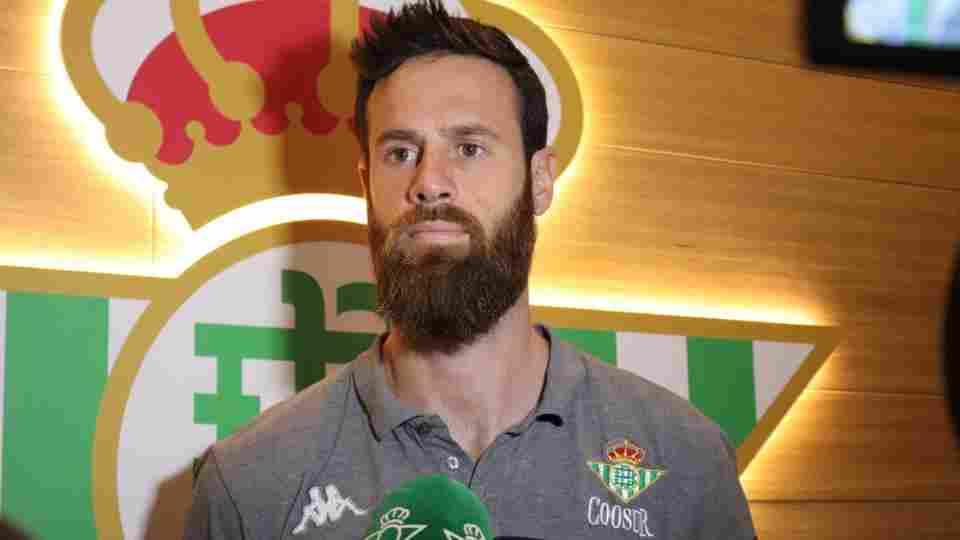 Pablo Almazán: "Estoy orgulloso de seguir formando parte de la familia del Betis"