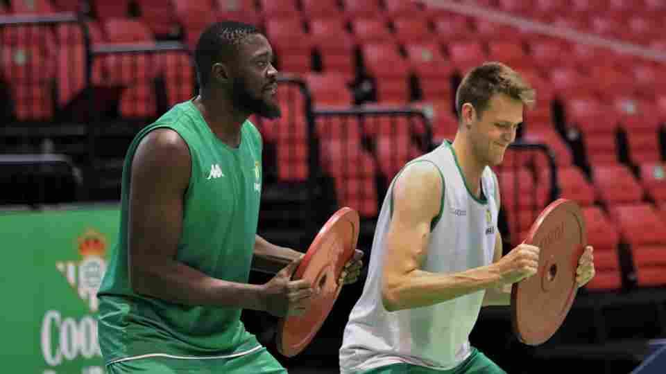 El Coosur Real Betis ya prepara el duelo ante Valencia Basket