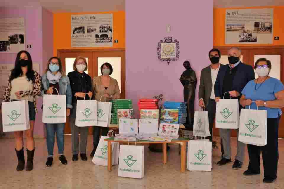 La Fundación Real Betis dona material escolar a la guardería La Providencia del Polígono Sur 
