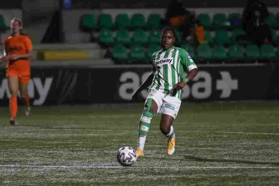 Dorine: "Soy una defensora a la que le gusta hacer goles"