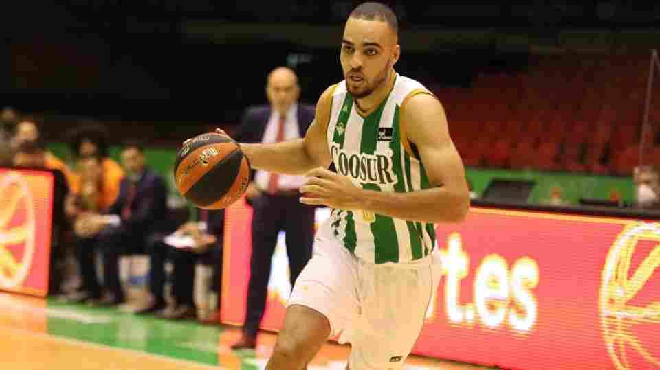 Obi Enechionyia deja de ser jugador del Coosur Real Betis