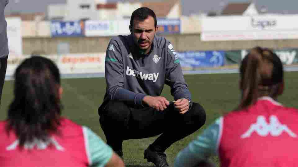 Amorós: "Estamos deseando que llegue el pitido inicial y dar una alegría a nuestros aficionados"