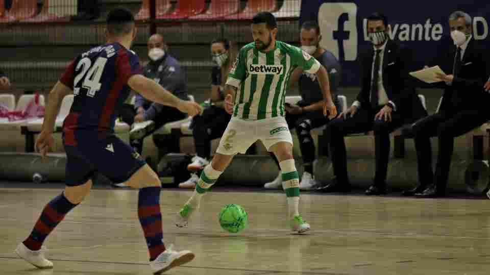 CRÓNICA | De poder a poder ante el líder sin premio final (2-1)