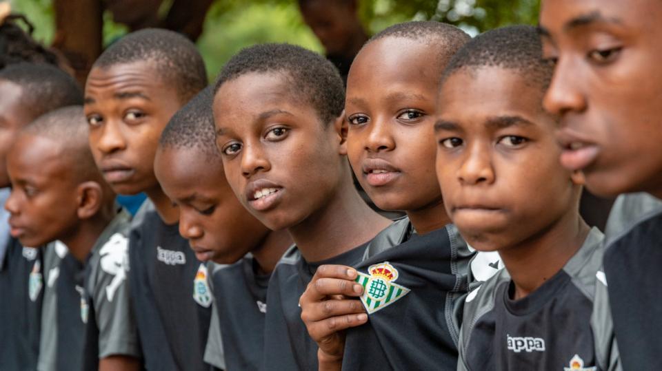 El Real Betis y su Fundación participaron en la Jornada de la Ilusión en Tanzania para apoyar la campaña #OneHumanity