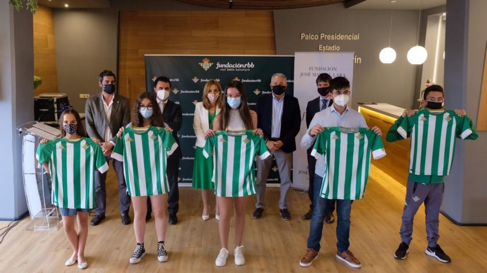 La Fundación Real Betis Balompié y la Fundación José Manuel Lara entregan los premios a los ganadores del certamen  'Cuento con mi equipo'
