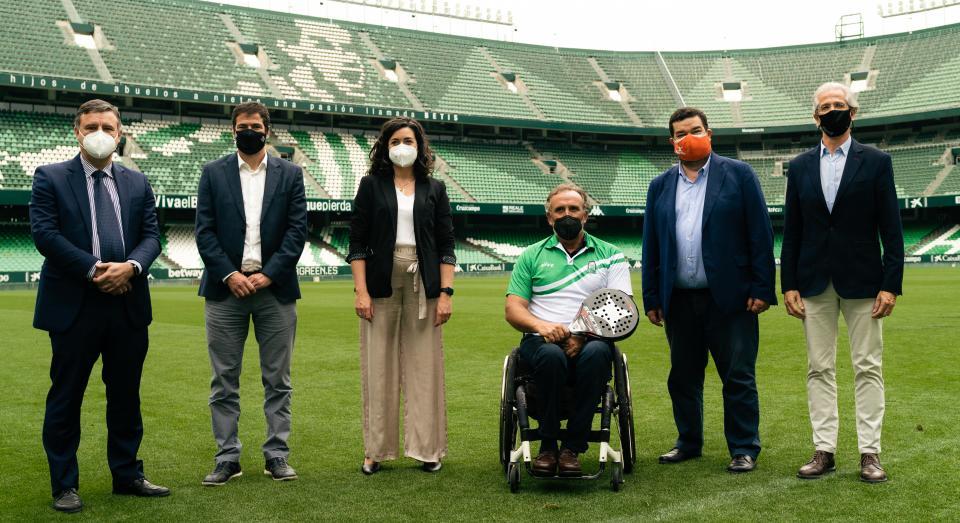 La universidad y el mundo del deporte, unidos en un proyecto solidario para llevar el pádel al Hospital Nacional de Parapléjicos