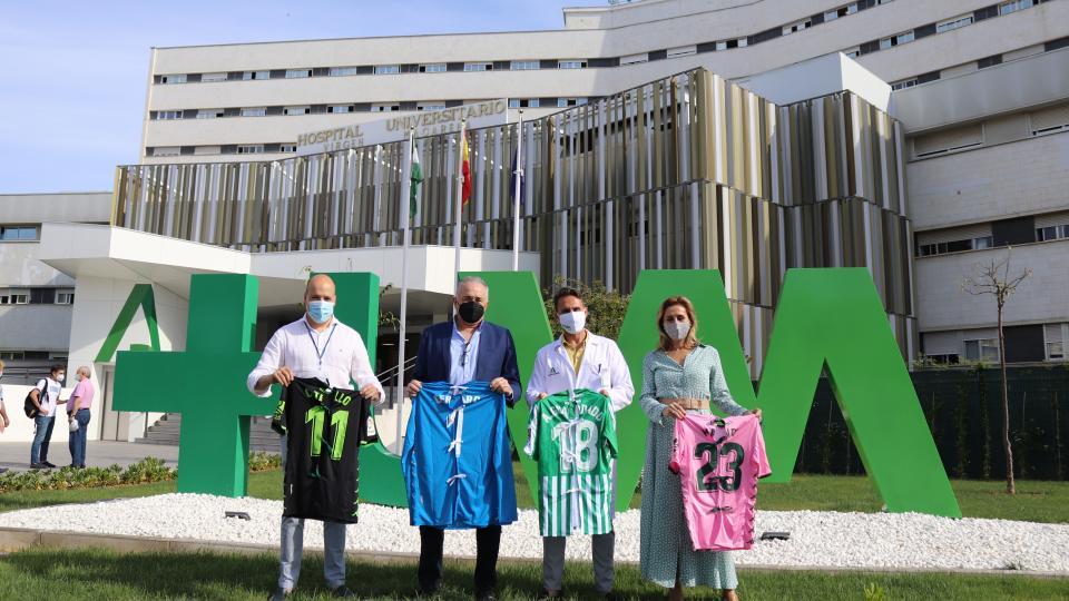 La Fundación Real Betis Balompié entrega las 'Batas más fuertes' para los niños de cinco hospitales sevillanos 