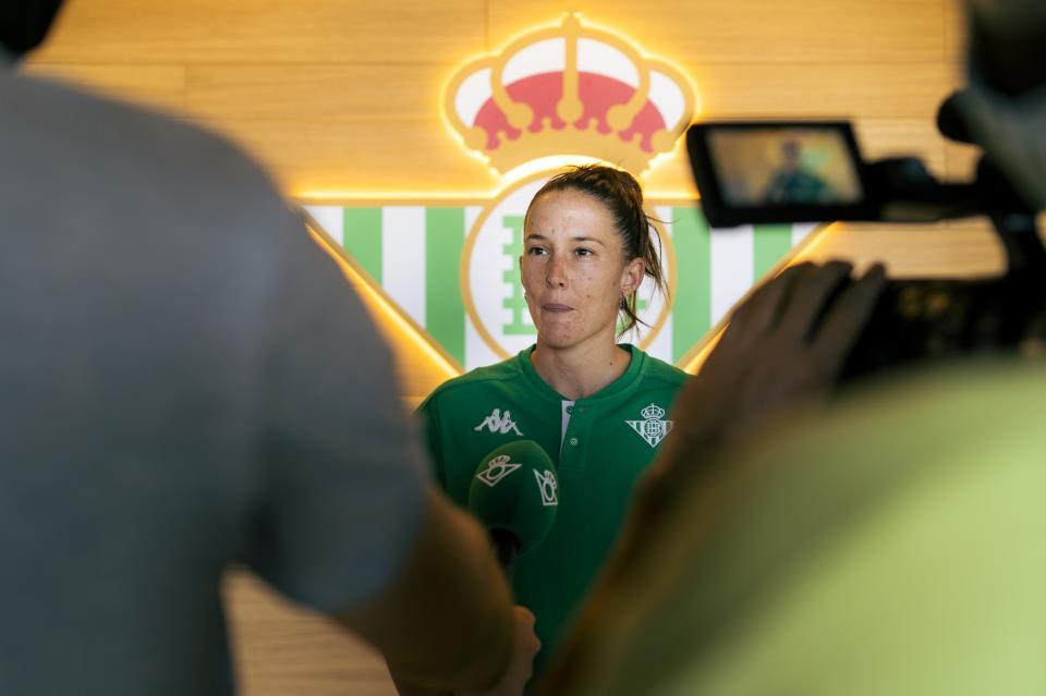Eva Llamas: "Tenía ganas de seguir en el Betis y poder defender este escudo"