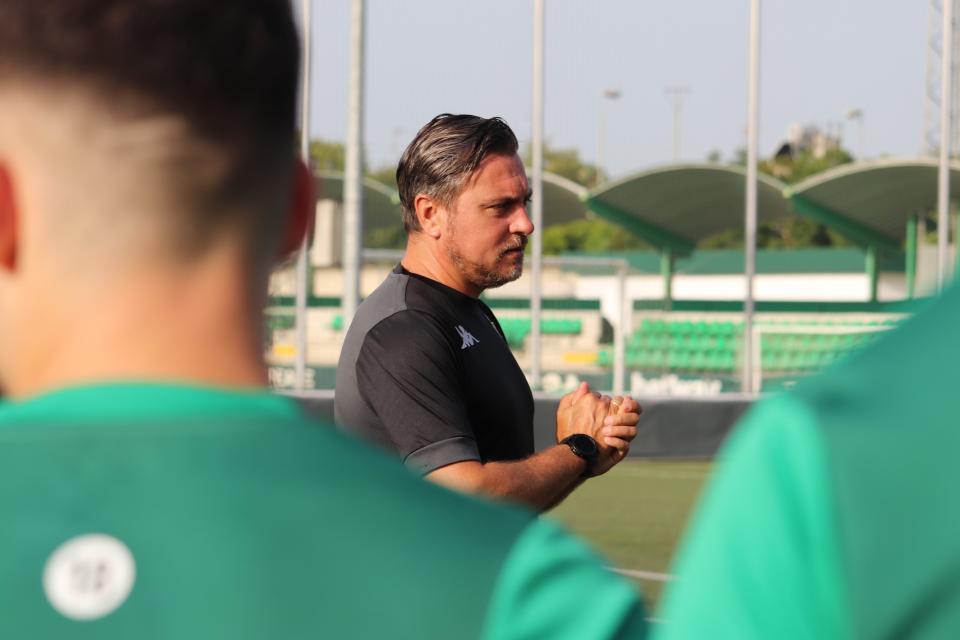El Betis Deportivo pone rumbo a Montecastillo con 24 futbolistas