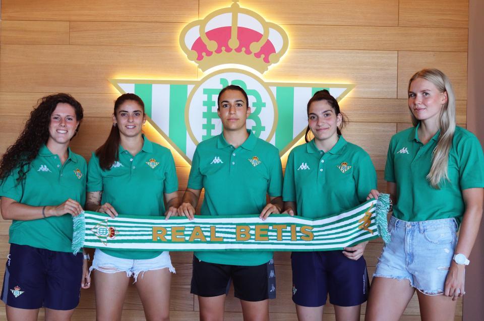 Elena Guerra, Cristina Muñoz, Sandra Estévez, Lidia Sánchez y Sini Laaksonen, refuerzos del filial del Real Betis Féminas para la temporada 2021/22