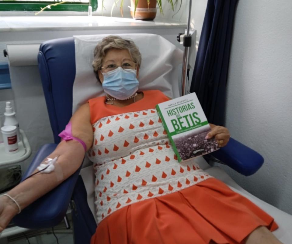 El Real Betis y su Fundación ceden al Centro de Transfusiones, Tejidos y Células de Sevilla 1.100 ejemplares del libro 'Historias del Betis' para incentivar las donaciones 