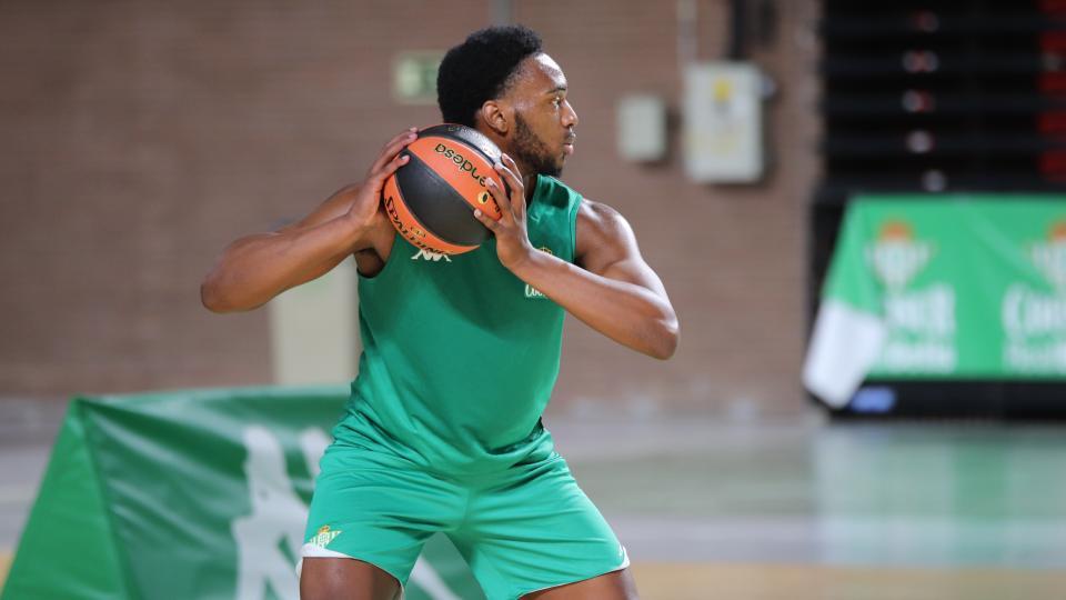 El Coosur Real Betis y el Aquimisa Carbajosa acuerdan la cesión de Kennedy Clement
