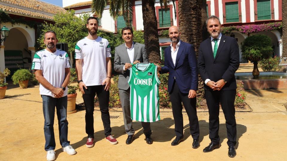 Visita del Coosur Real Betis a la Hacienda Guzmán, sede de su principal patrocinador