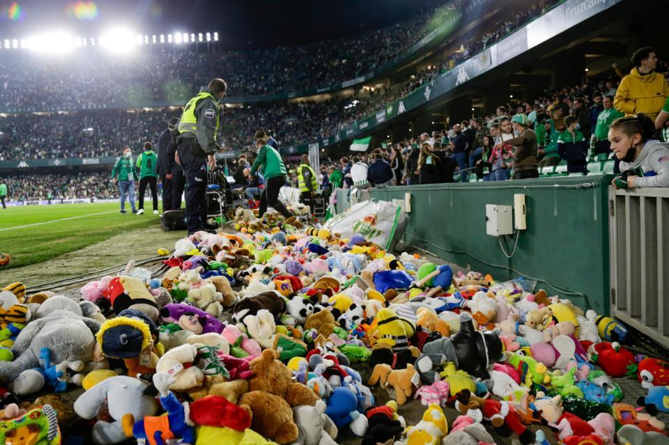  El Real Betis Balompié recoge 19.000 juguetes en la tradicional lluvia de peluches