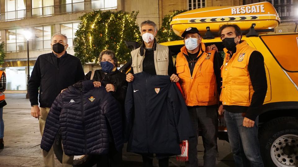 La Fundación Real Betis Balompié ha participado un año más en la acción 'Abrigando la Navidad'