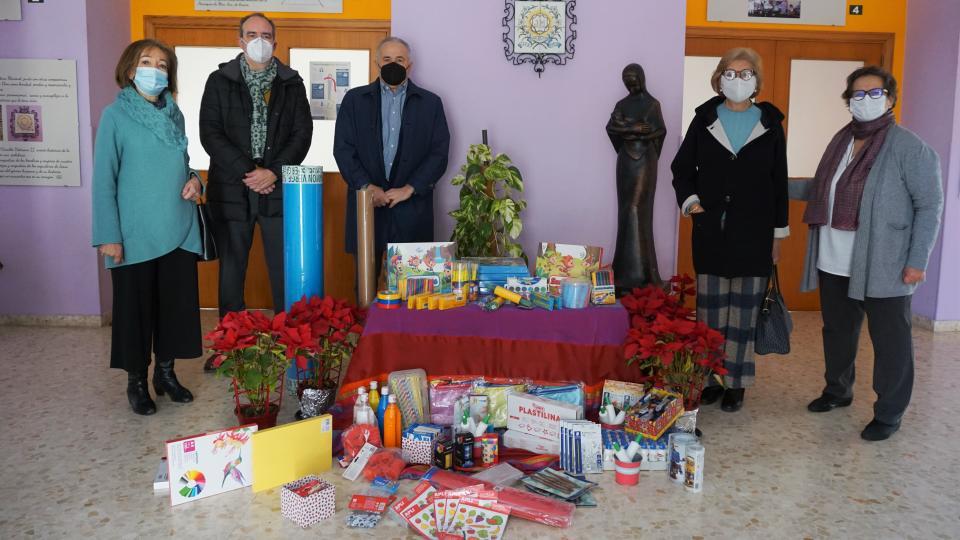 La Fundación Real Betis Balompié dona material escolar para la Guardería La Providencia de las Tres Mil Viviendas