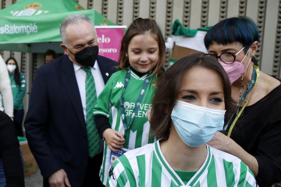 103 coletas recogidas en el Benito Villamarín para hacer pelucas para mujeres con cáncer 