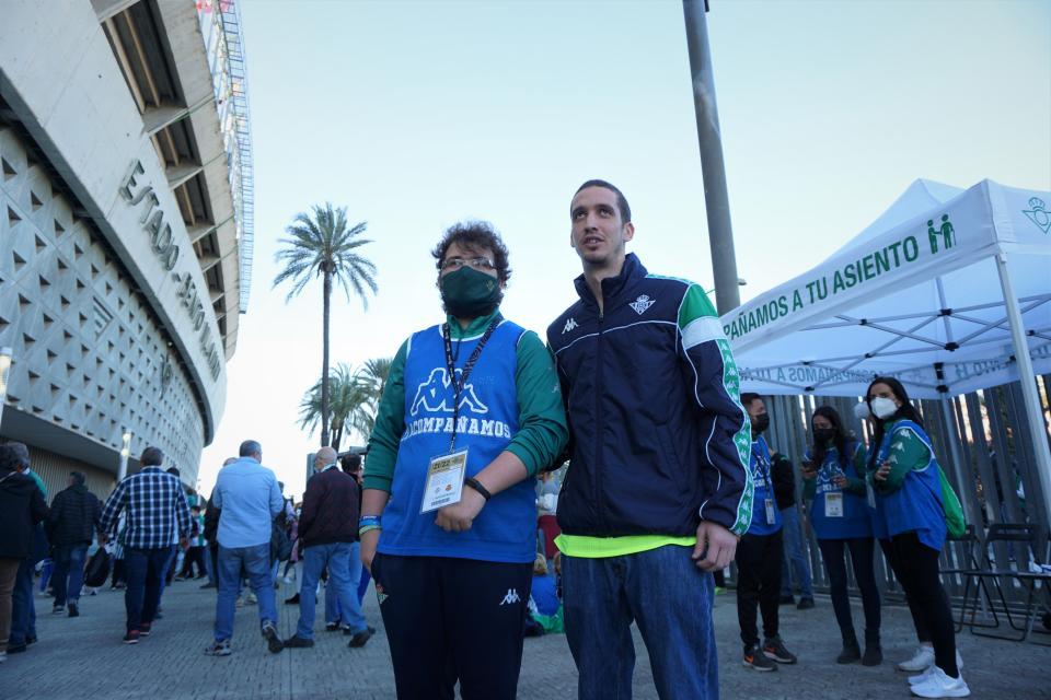 El Real Betis Balompié pone en marcha el servicio 'Te acompañamos a tu asiento' para los aficionados con dificultades de acceso al Estadio 