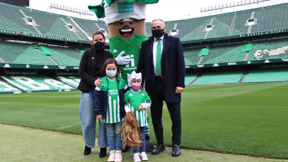 Adriana, una bética de cinco años que está pasando por un proceso oncológico, recupera su melena gracias a la donación de pelo realizada por los aficionados