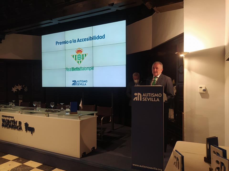 El Real Betis Balompié recibe el premio Autismo Sevilla por su trabajo en la Accesibilidad